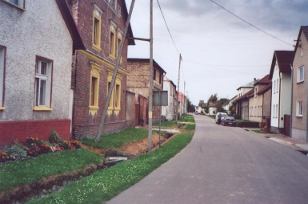  Ein Blick ins Dorf, seine einzige Straße  