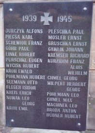  Zum Denkmal für die Kriegstoten ist anzumerken, daß sich das Dorf seit 1945 in Polen befindet. Alle drei waren Brüder, Familie B  