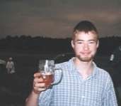 Mein Bruder probiert w&auml;hrend der Sonnenfinsternis die Gifhorner Hopfenkeule